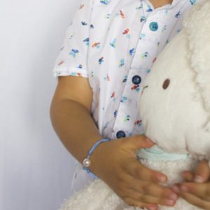 Bracelet bébés et enfants, perle de culture d'akoya incrustée d'un saphir - JDL Paris