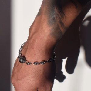 Bracelet maille grains de café pour homme avec perle de Tahiti Jessie Lemaire @iambodyspirit