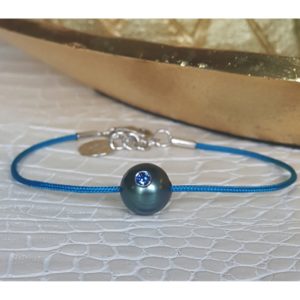 Bracelet pacific monoï by JDL Paris - perle de Tahiti avec saphir bleu sur cordon bleu turquoise foncé