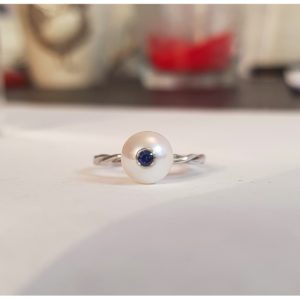 Bague or blanc manege des reves - perle d'akoya, saphir bleu et or 18K - JDL Paris by Jessie Lemaire