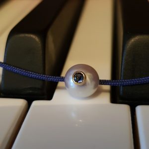Bracelet Pacific Monoï + by JDL Paris - perle d'akoya incrustée d'un saphir bleu sur cordon bleu marine