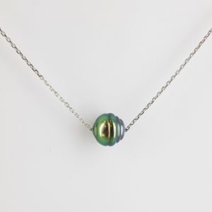 Jolie Tahiti collier perle de tahiti cerclée sur chaîne fine en or blanc JDL Paris