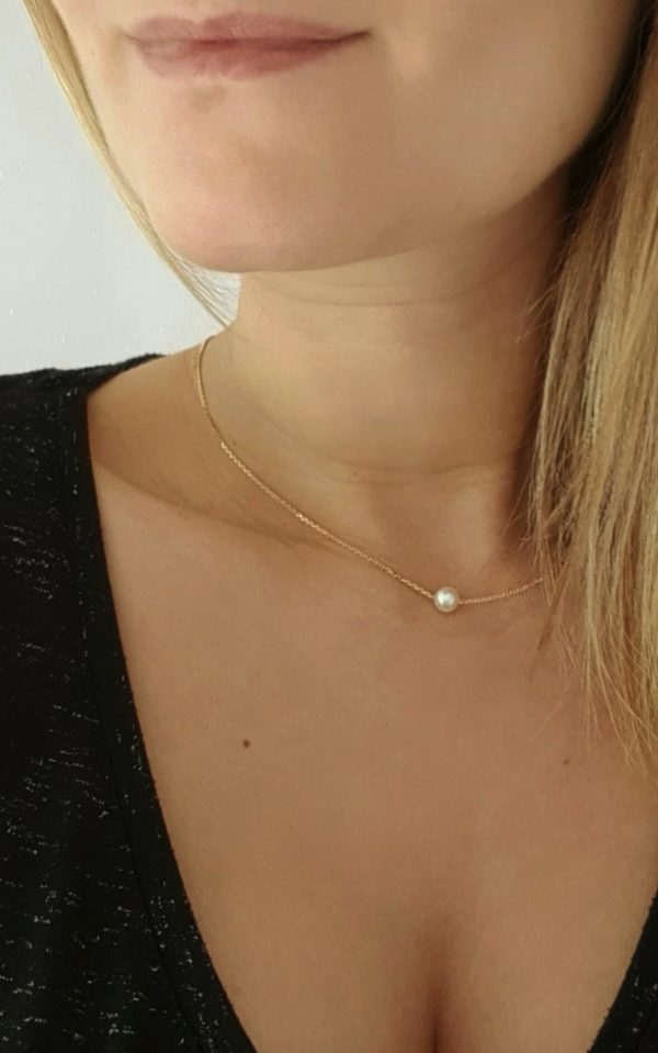 Collier fin et discret en or, accompagné d'une jolie perle de culture d'Akoya.