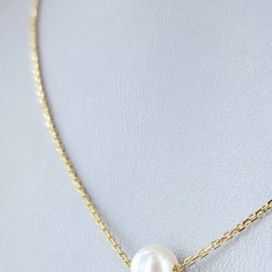 Collier fin et discret en or, accompagné d'une perle de culture d'Akoya.