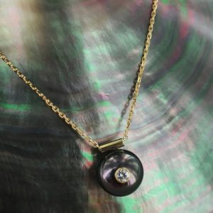 FLEUR POLYNÉSIENNE   Collier perle de Tahiti incrustée d'un diamant