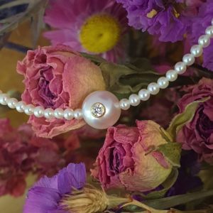 Collier perle incrustée d'un diamant - JDL Paris