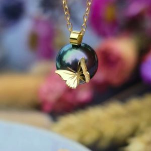 MÉTAMORPHOSE  Collier papillon sur perle de Tahiti