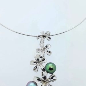 BEAUTY Collier fleurs et perles de Tahiti sur câble