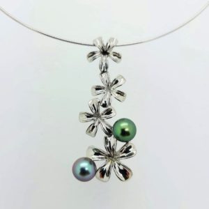 Collier fleurs en argent avec perles de Tahiti sur câble