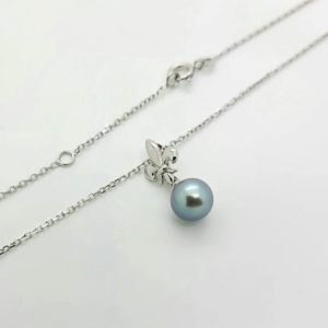 Collier en argent fleur de lys et perle de Tahiti