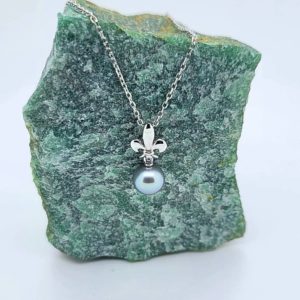 Collier femme fleur de lys et perle de Tahiti