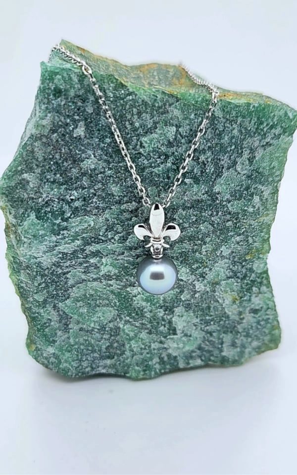 Collier fleur de lys et perle de Tahiti