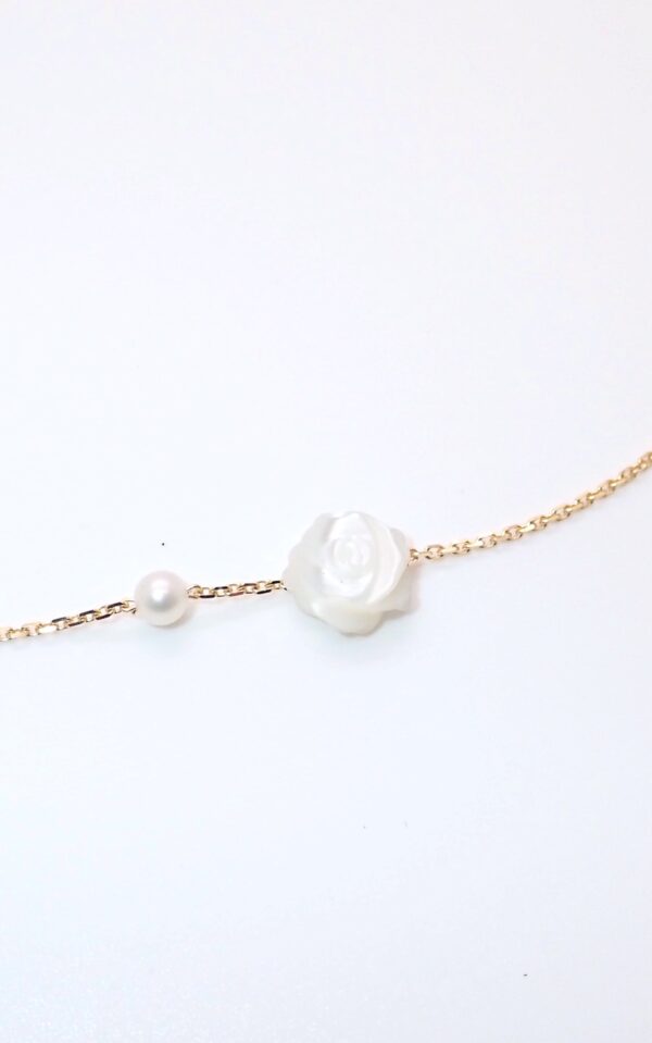 Collier en or, fleur en nacre et perle - Mineralove by Jessie Lemaire