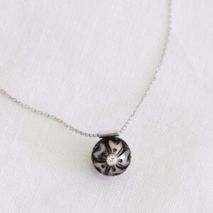 FLEUR POLYNÉSIENNE Diamant et perle de Tahiti gravée